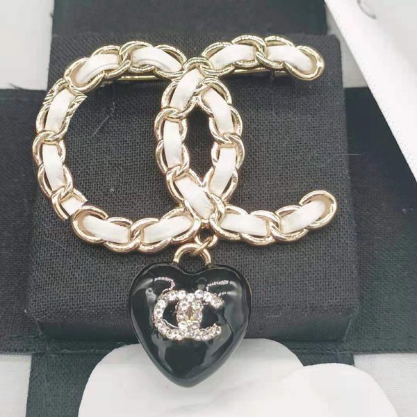 Xiaoxiang brooch love chain [new double C leather brooch] classic logo love pendant wearing leather crystal diamonds - Image 4