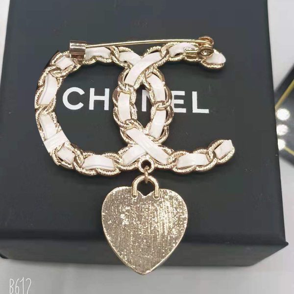 Xiaoxiang brooch love chain [new double C leather brooch] classic logo love pendant wearing leather crystal diamonds - Image 3