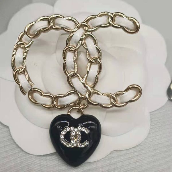 Xiaoxiang brooch love chain [new double C leather brooch] classic logo love pendant wearing leather crystal diamonds - Image 2