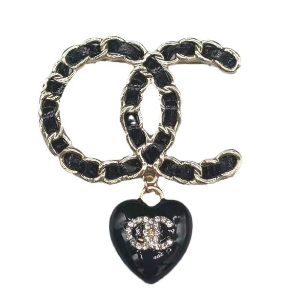 Xiaoxiang brooch love chain [new double C leather brooch] classic logo love pendant wearing leather crystal diamonds - Image 5