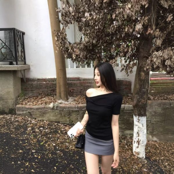 Korean style spicy girl twisted pleated design diagonal shoulder short sleeved T-shirt for women 2025 summer new slim fit pure desire off shoulder top - Image 2