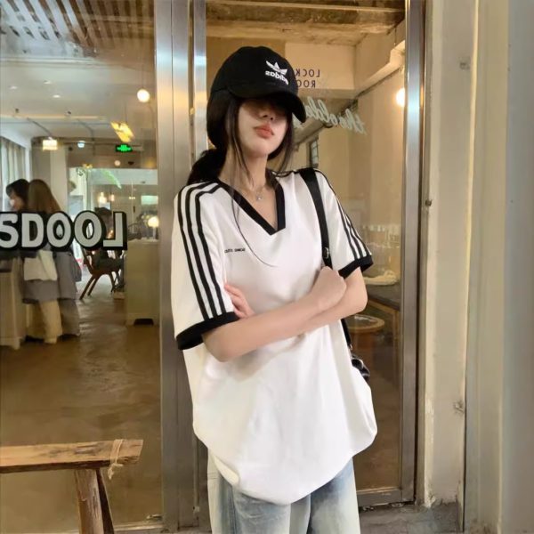 Loose V-neck contrasting short sleeved T-shirt for women's summer 2025 new design sense, mid to long casual pullover versatile top