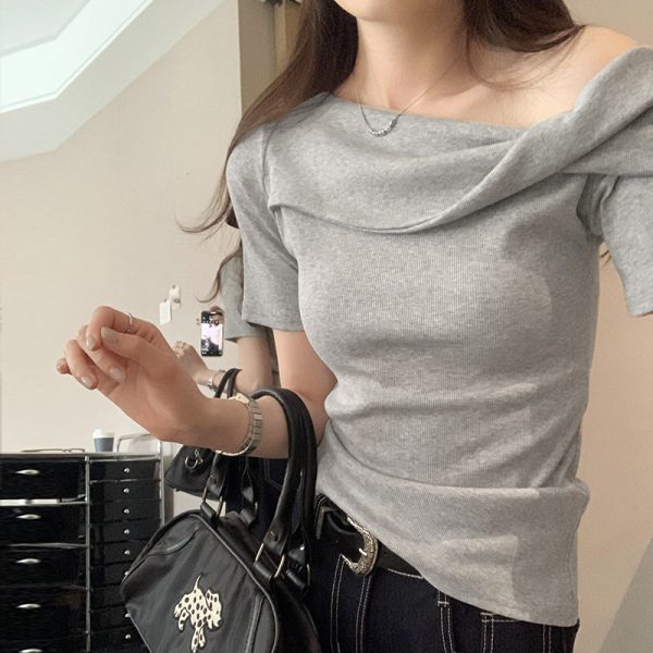 Korean style spicy girl twisted pleated design diagonal shoulder short sleeved T-shirt for women 2025 summer new slim fit pure desire off shoulder top