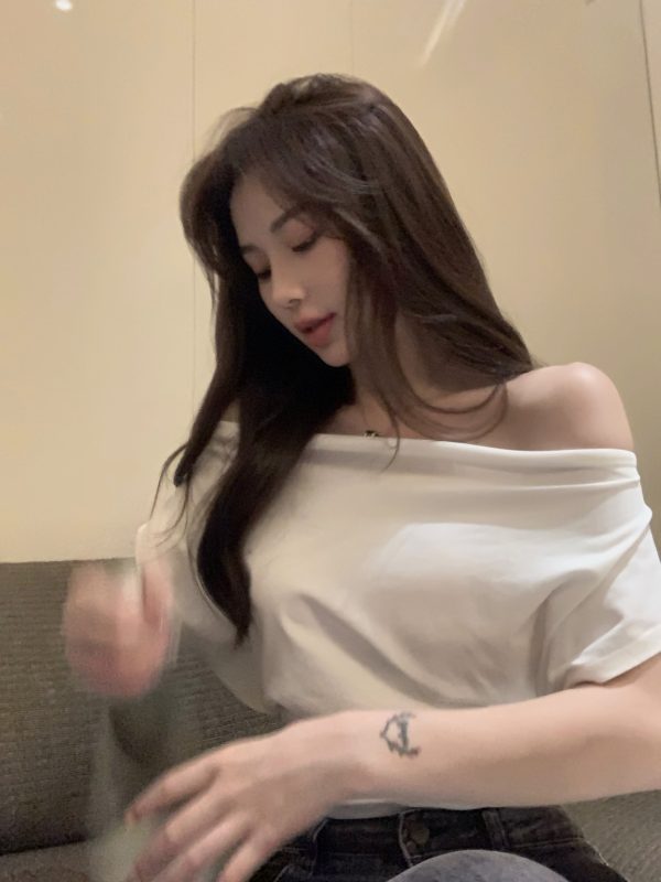 【 Manufacturer's source spot straight delivery 】 Niche T-shirt women's summer short style off shoulder sexy slim fit short sleeved top - Image 4