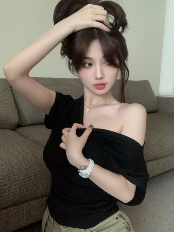 【 Manufacturer's source spot straight delivery 】 Niche T-shirt women's summer short style off shoulder sexy slim fit short sleeved top - Image 2