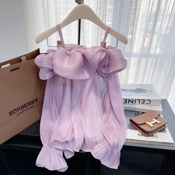 Realistic shooting of sweet one shoulder bubble sleeve shirt for spring new style, with a slimming and niche long sleeved spicy girl top - 图片 4