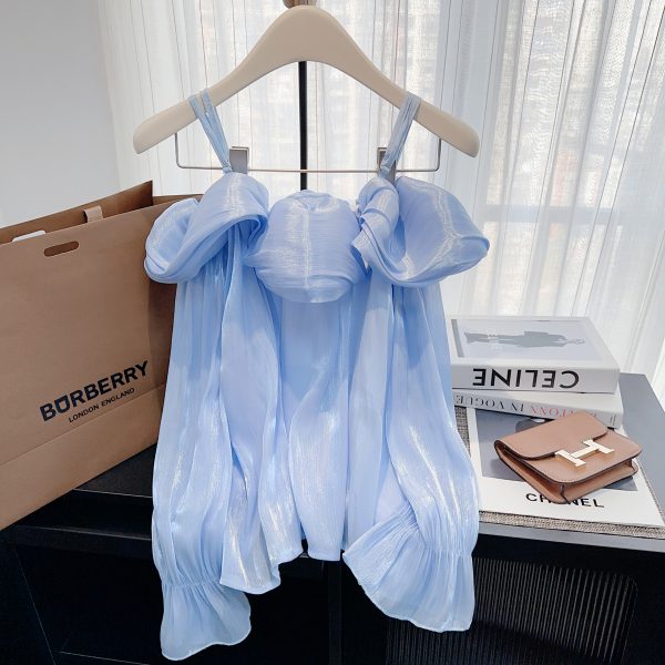 Realistic shooting of sweet one shoulder bubble sleeve shirt for spring new style, with a slimming and niche long sleeved spicy girl top - 图片 5