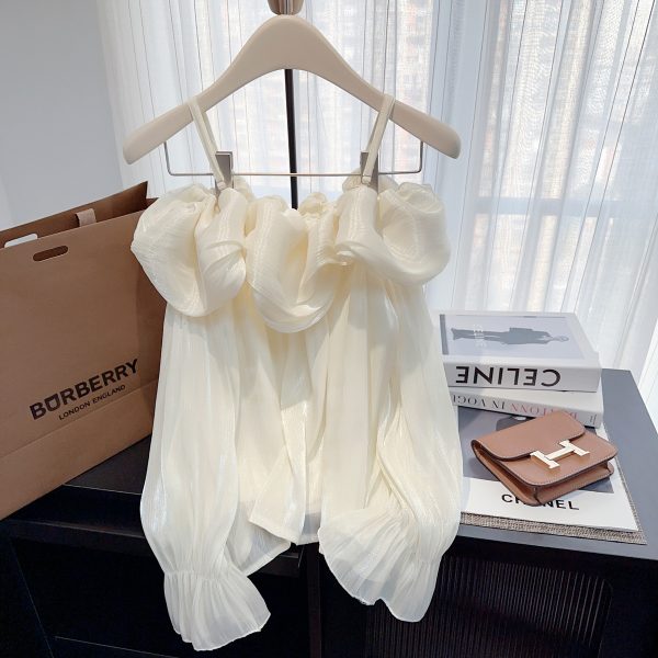 Realistic shooting of sweet one shoulder bubble sleeve shirt for spring new style, with a slimming and niche long sleeved spicy girl top