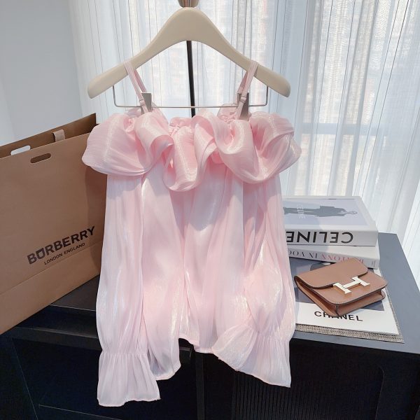 Realistic shooting of sweet one shoulder bubble sleeve shirt for spring new style, with a slimming and niche long sleeved spicy girl top - 图片 2