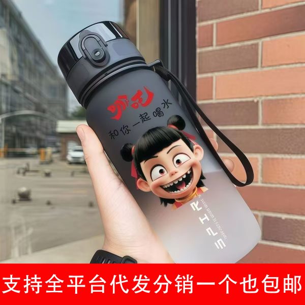 ナココップ魔童海水通学食品級プラスチックカップ夏に水コップを直接飲む男女学生がコップを手にする